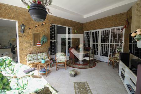 Casa à venda com 600m², 4 quartos e 1 vaga Casa à venda com 600m², 4 quartos e 1 vagaVaranda
