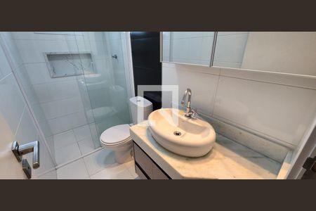 Banheiro de apartamento para alugar com 1 quarto, 50m² em Vila Matias, Santos