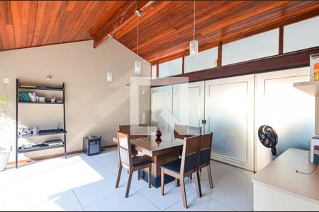 Sala de casa de condomínio para alugar com 3 quartos, 306m² em Itaipu, Niterói