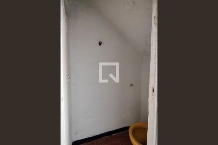 Casa para alugar com 90m², 2 quartos e 6 vagas Casa para alugar com 90m², 2 quartos e 6 vagasBanheiro externo