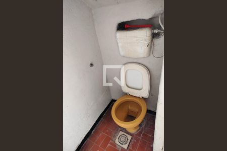 Casa para alugar com 90m², 2 quartos e 6 vagas Casa para alugar com 90m², 2 quartos e 6 vagasBanheiro externo