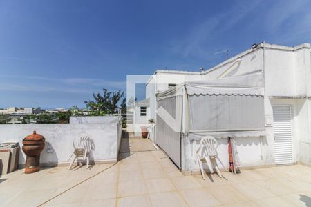 Apartamento à venda com 226m², 3 quartos e 2 vagas Apartamento à venda com 226m², 3 quartos e 2 vagasTerraço