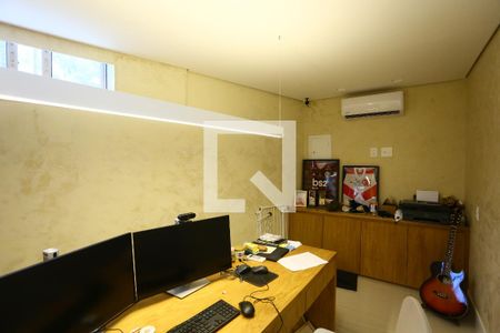 Casa de condomínio à venda com 400m², 4 quartos e 3 vagas Casa de condomínio à venda com 400m², 4 quartos e 3 vagasEscritório