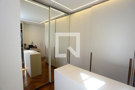 Casa de condomínio à venda com 400m², 4 quartos e 3 vagas Casa de condomínio à venda com 400m², 4 quartos e 3 vagasCloset da suíte 2