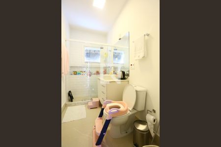 Casa de condomínio à venda com 400m², 4 quartos e 3 vagas Casa de condomínio à venda com 400m², 4 quartos e 3 vagasBanheiro da Suíte 2