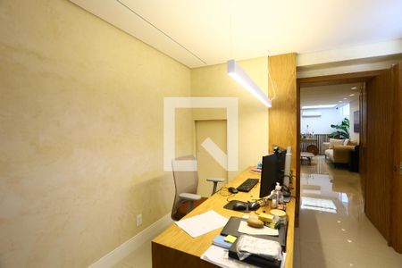 Casa de condomínio à venda com 400m², 4 quartos e 3 vagas Casa de condomínio à venda com 400m², 4 quartos e 3 vagasEscritório