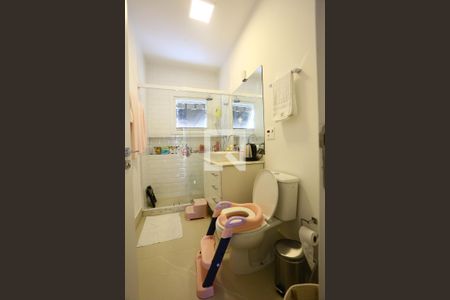 Casa de condomínio à venda com 400m², 4 quartos e 3 vagas Casa de condomínio à venda com 400m², 4 quartos e 3 vagasBanheiro da Suíte 2