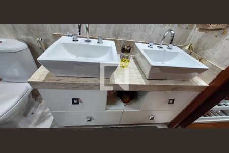 Casa à venda com 298m², 3 quartos e 6 vagasBanheiro