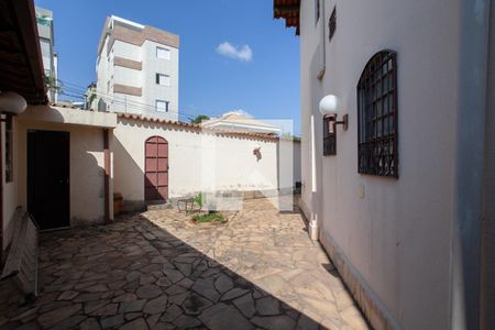 Casa à venda com 300m², 6 quartos e 4 vagas Casa à venda com 300m², 6 quartos e 4 vagasQuintal