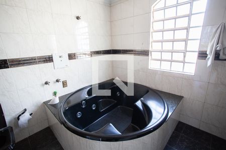 Casa à venda com 300m², 6 quartos e 4 vagas Casa à venda com 300m², 6 quartos e 4 vagasBanheiro Suíte 2 - 2º andar