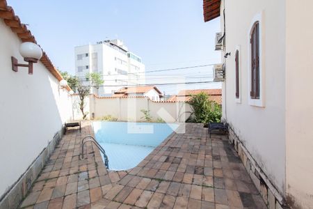 Casa à venda com 300m², 6 quartos e 4 vagas Casa à venda com 300m², 6 quartos e 4 vagasPiscina
