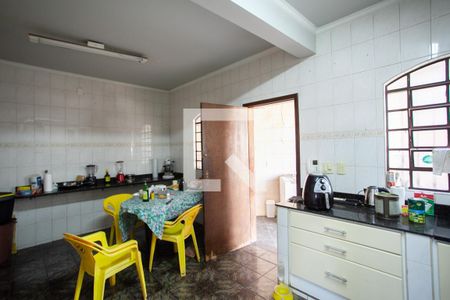 Casa à venda com 300m², 6 quartos e 4 vagas Casa à venda com 300m², 6 quartos e 4 vagasCozinha