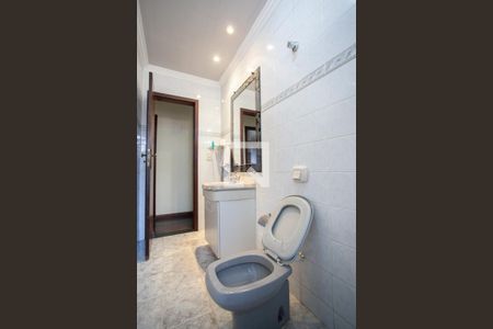 Casa à venda com 300m², 6 quartos e 4 vagas Casa à venda com 300m², 6 quartos e 4 vagasBanheiro Social - 1º andar