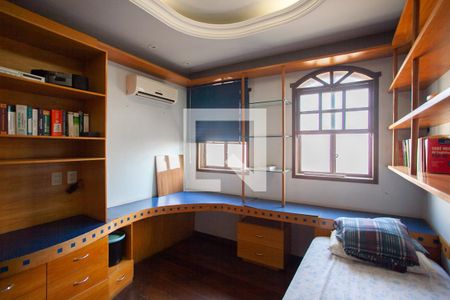 Casa à venda com 300m², 6 quartos e 4 vagas Casa à venda com 300m², 6 quartos e 4 vagasQuarto 2 - 1º andar