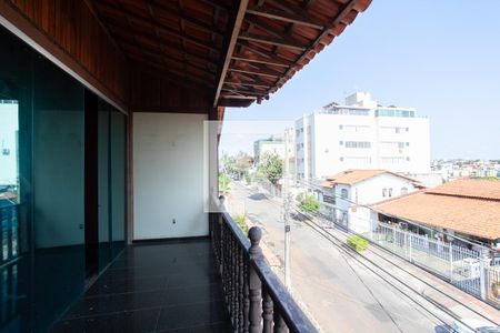 Casa à venda com 300m², 6 quartos e 4 vagas Casa à venda com 300m², 6 quartos e 4 vagasVaranda Espaço de Jogos