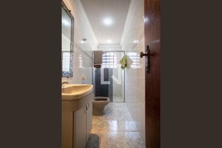 Casa à venda com 300m², 6 quartos e 4 vagas Casa à venda com 300m², 6 quartos e 4 vagasBanheiro Social - 1º andar