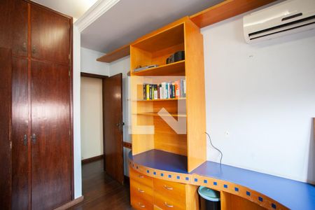 Casa à venda com 300m², 6 quartos e 4 vagas Casa à venda com 300m², 6 quartos e 4 vagasQuarto 2 - 1º andar