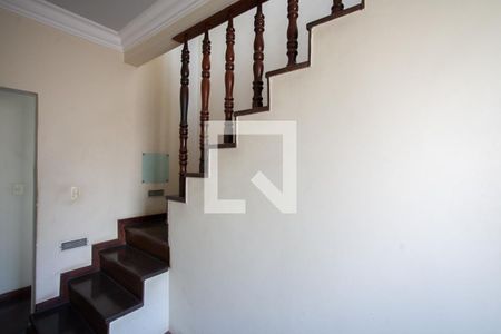 Casa à venda com 300m², 6 quartos e 4 vagas Casa à venda com 300m², 6 quartos e 4 vagasEscada