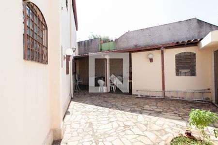 Casa à venda com 300m², 6 quartos e 4 vagas Casa à venda com 300m², 6 quartos e 4 vagasQuintal