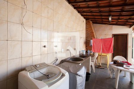 Casa à venda com 300m², 6 quartos e 4 vagas Casa à venda com 300m², 6 quartos e 4 vagasÁrea de Serviço