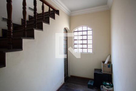 Casa à venda com 300m², 6 quartos e 4 vagas Casa à venda com 300m², 6 quartos e 4 vagasEscada