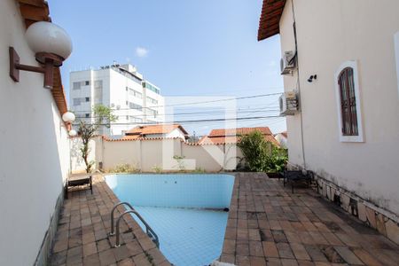 Casa à venda com 300m², 6 quartos e 4 vagas Casa à venda com 300m², 6 quartos e 4 vagasPiscina