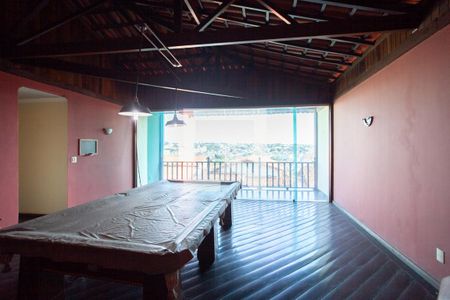 Casa à venda com 300m², 6 quartos e 4 vagas Casa à venda com 300m², 6 quartos e 4 vagasEspaço de Jogos