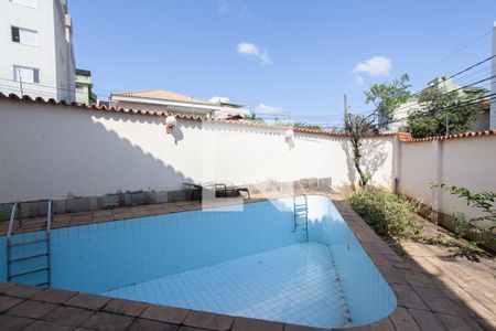 Casa à venda com 300m², 6 quartos e 4 vagas Casa à venda com 300m², 6 quartos e 4 vagasPiscina