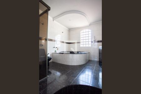 Casa à venda com 300m², 6 quartos e 4 vagas Casa à venda com 300m², 6 quartos e 4 vagasBanheiro Suíte 2 - 2º andar