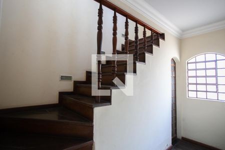 Casa à venda com 300m², 6 quartos e 4 vagas Casa à venda com 300m², 6 quartos e 4 vagasEscada