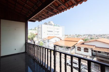 Casa à venda com 300m², 6 quartos e 4 vagas Casa à venda com 300m², 6 quartos e 4 vagasVaranda Espaço de Jogos