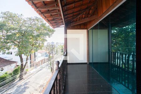 Casa à venda com 300m², 6 quartos e 4 vagas Casa à venda com 300m², 6 quartos e 4 vagasVaranda Espaço de Jogos