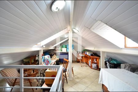 Casa de condomínio à venda com 160m², 3 quartos e 2 vagasSotão