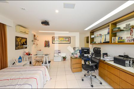 Casa de condomínio à venda com 290m², 4 quartos e 1 vagaEscritório