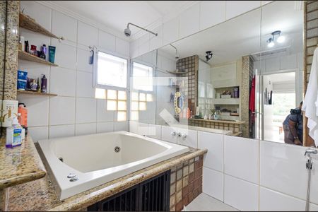 Banheiro do Quarto  de casa de condomínio à venda com 4 quartos, 290m² em Itaipu, Niterói