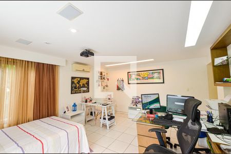 Casa de condomínio à venda com 290m², 4 quartos e 1 vagaEscritório