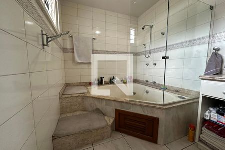 Casa à venda com 300m², 5 quartos e 2 vagasBanheiro da Suíte