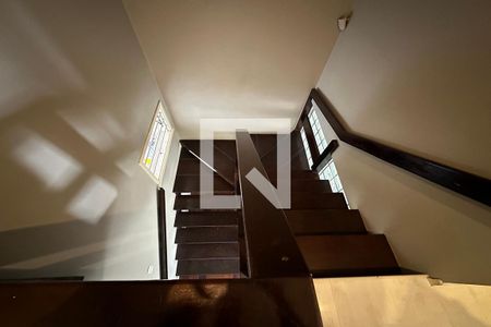 Casa à venda com 300m², 5 quartos e 2 vagasEscada