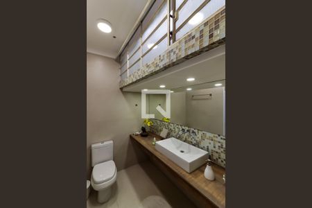 Casa à venda com 278m², 4 quartos e 4 vagasBanheiro Social