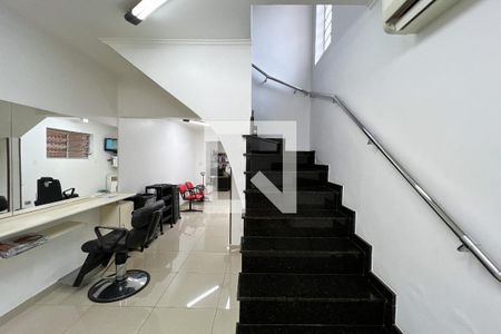 Casa à venda com 126m², 3 quartos e 2 vagasEscada