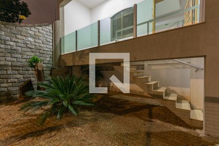 Casa à venda com 390m², 4 quartos e 4 vagasEntrada - Garagem