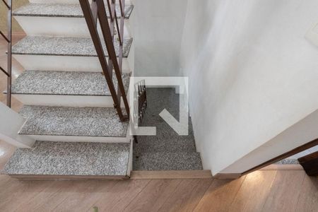 Casa à venda com 300m², 4 quartos e 2 vagas Casa à venda com 300m², 4 quartos e 2 vagasEscada