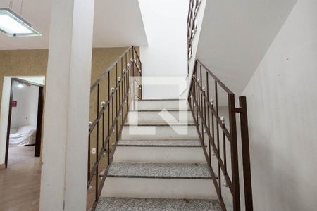 Casa à venda com 300m², 4 quartos e 2 vagas Casa à venda com 300m², 4 quartos e 2 vagasEscada