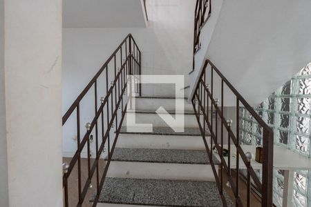 Casa à venda com 300m², 4 quartos e 2 vagas Casa à venda com 300m², 4 quartos e 2 vagasEscada