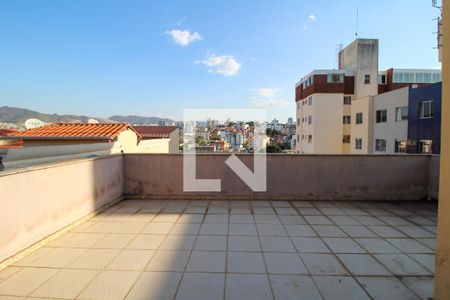Casa à venda com 330m², 6 quartos e 4 vagas Casa à venda com 330m², 6 quartos e 4 vagasTerraço