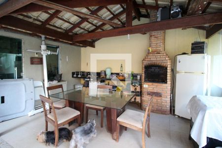 Casa à venda com 330m², 6 quartos e 4 vagas Casa à venda com 330m², 6 quartos e 4 vagasChurrasqueira