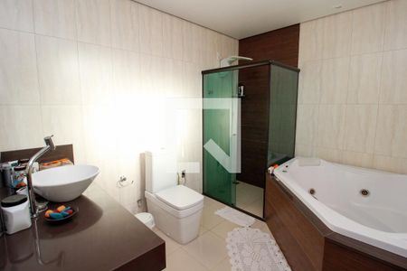 Casa à venda com 330m², 6 quartos e 4 vagas Casa à venda com 330m², 6 quartos e 4 vagasBanheiro do Quarto 4