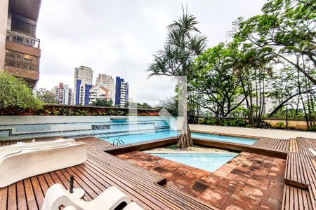 Apartamento à venda com 316m², 4 quartos e 4 vagas Apartamento à venda com 316m², 4 quartos e 4 vagasÁrea Comum - Piscina
