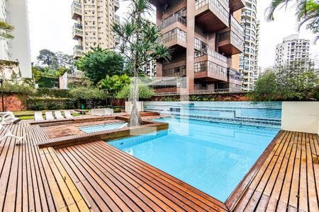 Apartamento à venda com 316m², 4 quartos e 4 vagas Apartamento à venda com 316m², 4 quartos e 4 vagasÁrea Comum - Piscina
