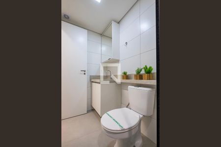 Banheiro de kitnet/studio para alugar com 1 quarto, 28m² em Sumarezinho, São Paulo